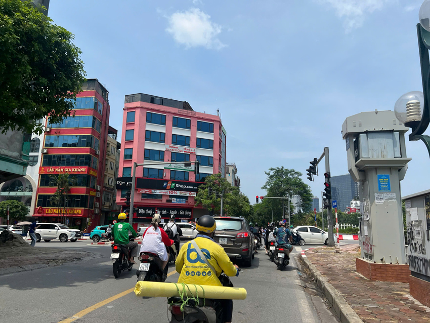 Bán nhà làm VP mặt phố Nguyễn Khang, 7 tầng thông sàn, thang máy – chỉ 36.5 tỷ